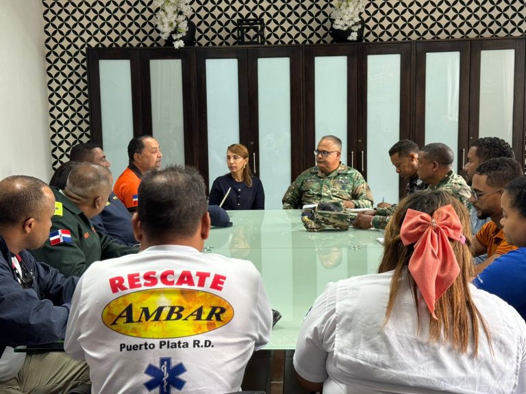 Defensa Civil de Puerto Plata Cierra Playas por Fuerte Oleaje y Vientos Ante Vaguada