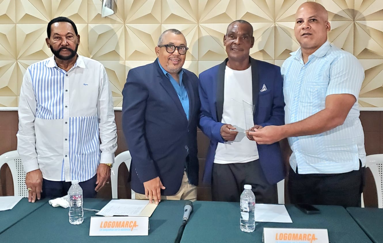 José Báez es reconocido por su trayectoria en la segunda entrega del Pelotero Estrella de la Semana