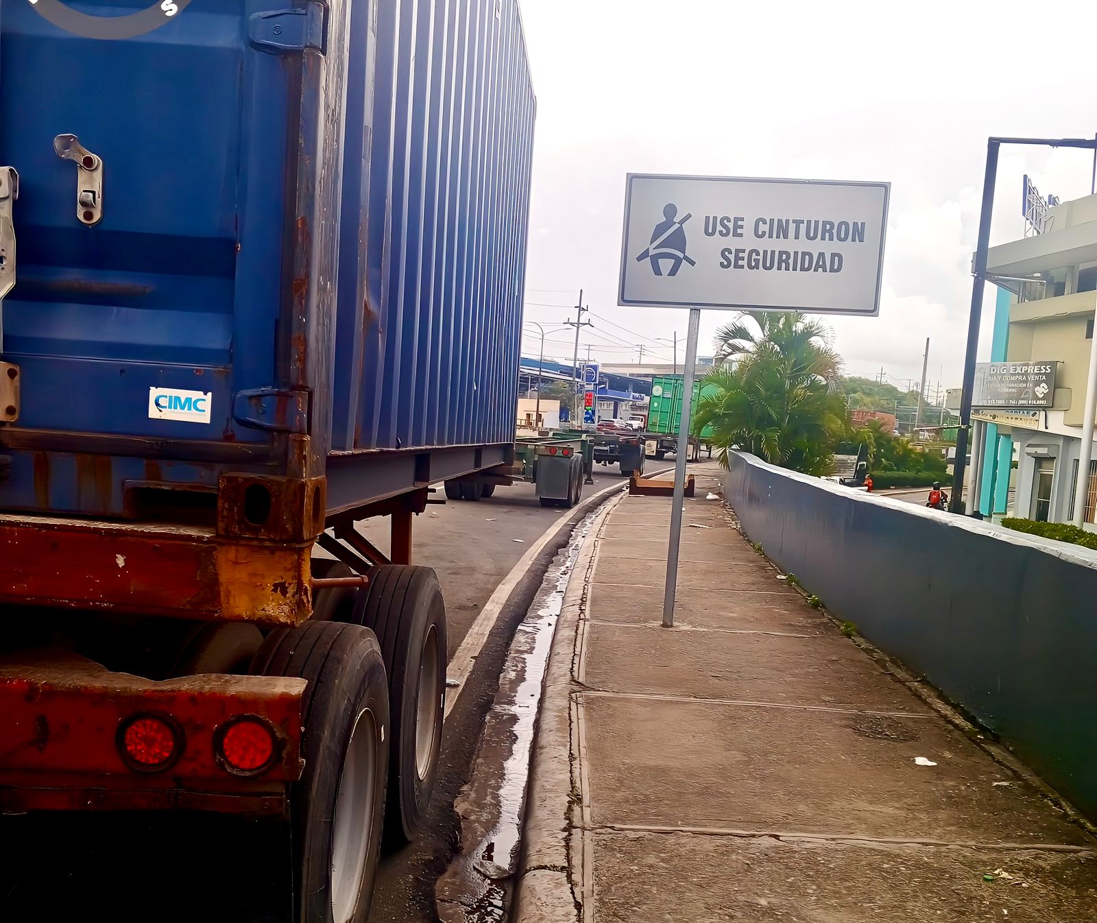 Intrant otorga plazo de 24 horas a conductores que usan vías públicas como aparcamiento de camiones