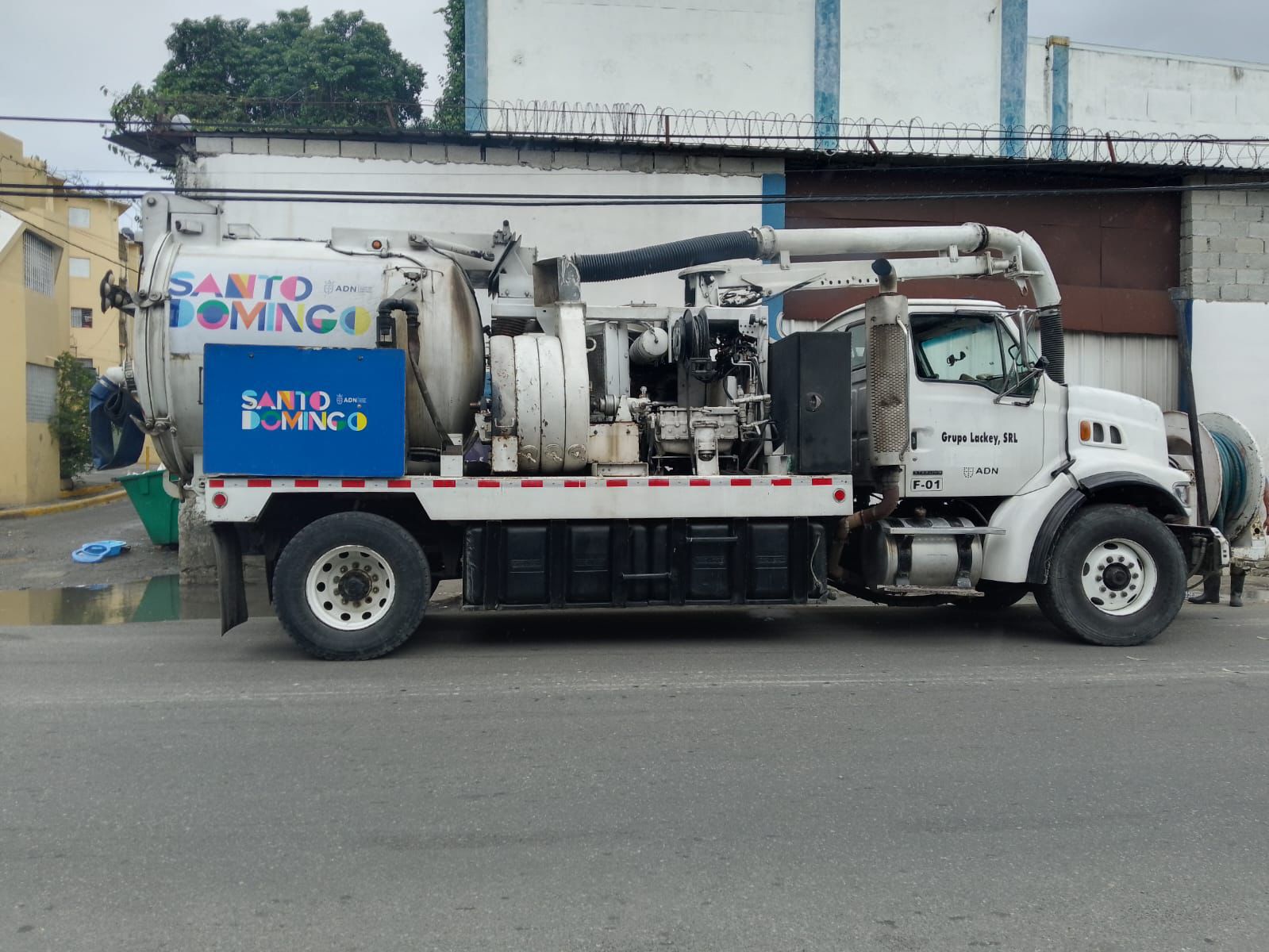 La Alcaldía del Distrito Nacional refuerza la limpieza de imbornales y filtrantes ante pronósticos de fuertes lluvias.
