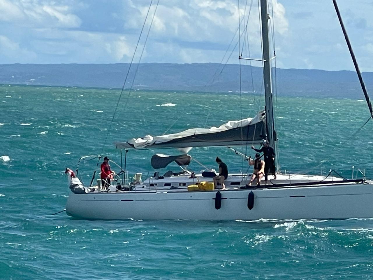 La Armada de República Dominicana realiza exitoso rescate de velero estadounidense a la deriva