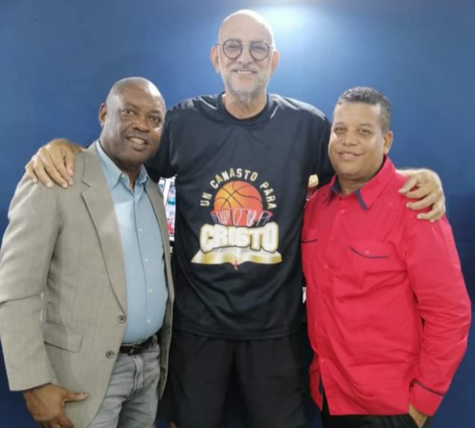 El programa “Historias de los Grandes Deportistas” felicita a Vinicio Muñoz en su cumpleaños y agradece su legado en el baloncesto dominicano.