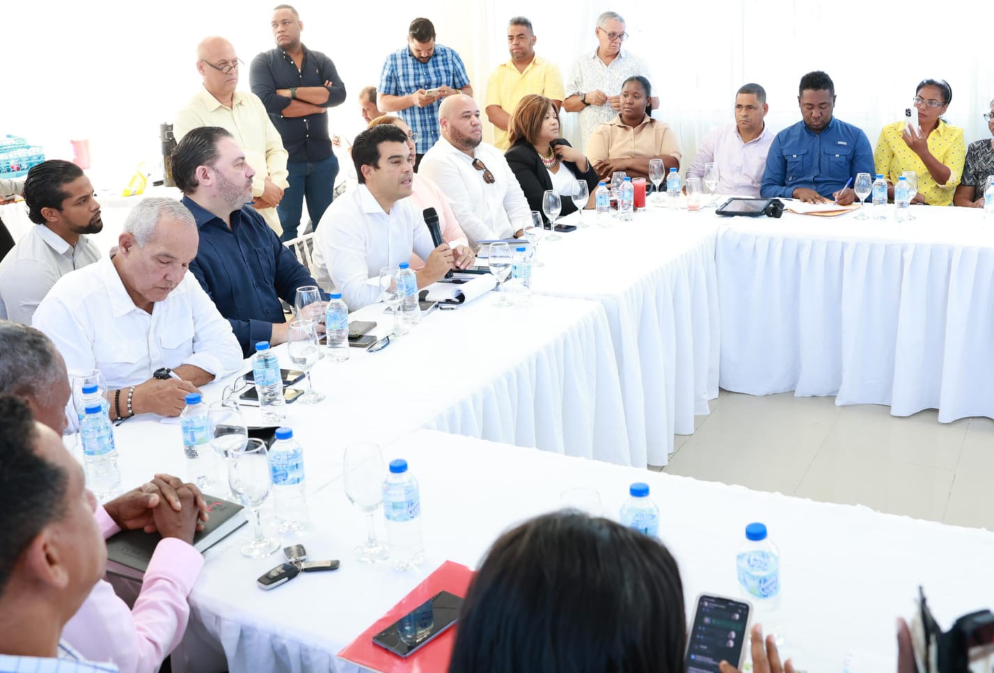 Wellington Arnaud se compromete a mejorar el servicio de agua potable en San Cristóbal tras escuchar a comunidades locales