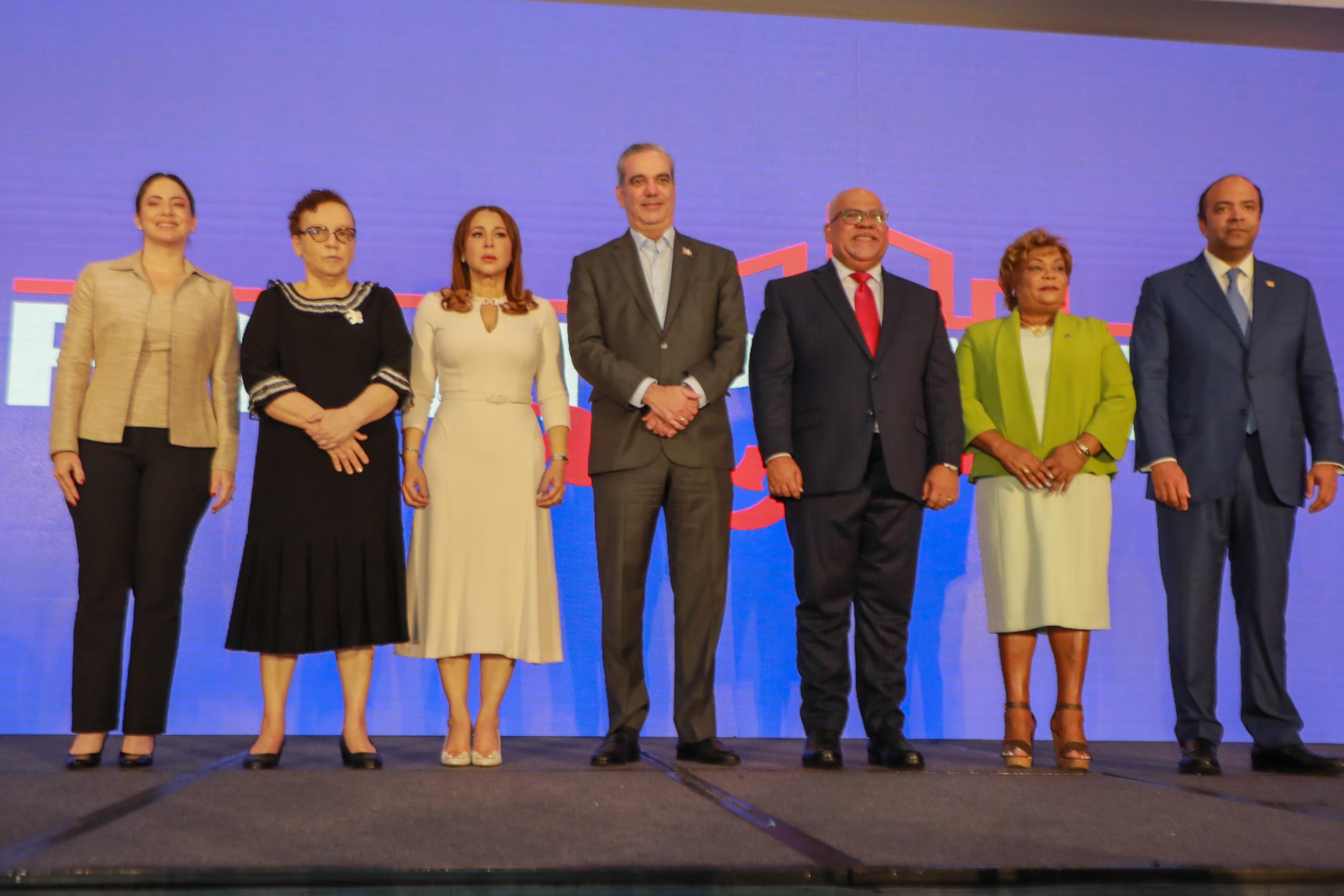 Presidente Abinader lanza el programa "Tú firma es tu garantía" para apoyar a microempresarias dominicanas