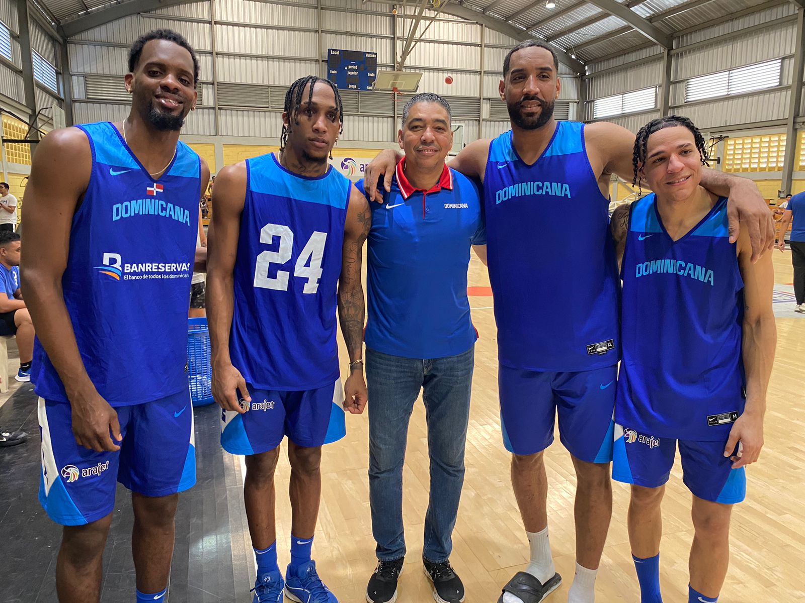 SANTO DOMINGO, RD. – Los destacados jugadores Jassel Pérez, Juan Guerrero, Juan Miguel Suero y Richard Bautista (Manito) se unieron este sábado a los entrenamientos del equipo nacional de baloncesto de mayores, bajo la dirección del técnico argentino Néstor "Che" García, como preparación para la segunda ventana clasificatoria de la FIBA AmeriCup 2025. Los entrenamientos, llevados a cabo en el Centro de Entrenamiento de Fedombal, en el Centro Olímpico Juan Pablo Duarte, cuentan con la colaboración de los técnicos David Díaz y Abraham Disla. El equipo nacional busca afinar su preparación para enfrentar a Canadá el próximo jueves 21 y a Nicaragua el domingo 24 de noviembre. Refuerzos tras éxitos locales Suero y Bautista llegan a los entrenamientos tras una destacada actuación en el TBS Distrito 2024, donde lograron coronarse campeones con el club Mauricio Báez en una emocionante serie final contra Bameso. Jassel Pérez y Víctor Liz, capitán del equipo nacional, también formaron parte del Mauricio Báez, equipo que alcanzó su décima corona en este torneo. A estas figuras se suman los jóvenes Danny Carbuccia, Steven Verplancken y Jhery Matos, este último reconocido como Sexto Hombre del Año en el torneo distrital, además de otros experimentados jugadores como Gelvis Solano, Rayner Moquete y Omar Silverio. Listos para la próxima batalla internacional El gerente general del equipo, Junior Páez, destacó la importancia de la integración de estos jugadores clave y del trabajo conjunto con el director de Operaciones, Carlos de León, quien aporta amplia experiencia al equipo. Además, se espera la incorporación de otros jugadores de renombre como Eloy Vargas, Víctor Liz y Antonio Peña en los próximos días. La selección dominicana, con marca de 1-1 en las ventanas clasificatorias, partirá hacia Canadá el lunes 18 desde el aeropuerto de Punta Cana en un vuelo de la aerolínea Arajet. Próximos retos En la segunda ventana de la FIBA AmeriCup 2025, la escuadra dominicana buscará afianzar su posición enfrentando a dos rivales clave: el fuerte equipo canadiense y el combinado nicaragüense. Con un equipo renovado y respaldado por una combinación de talento joven y experiencia, la selección quisqueyana busca consolidarse como una potencia en el baloncesto continental.