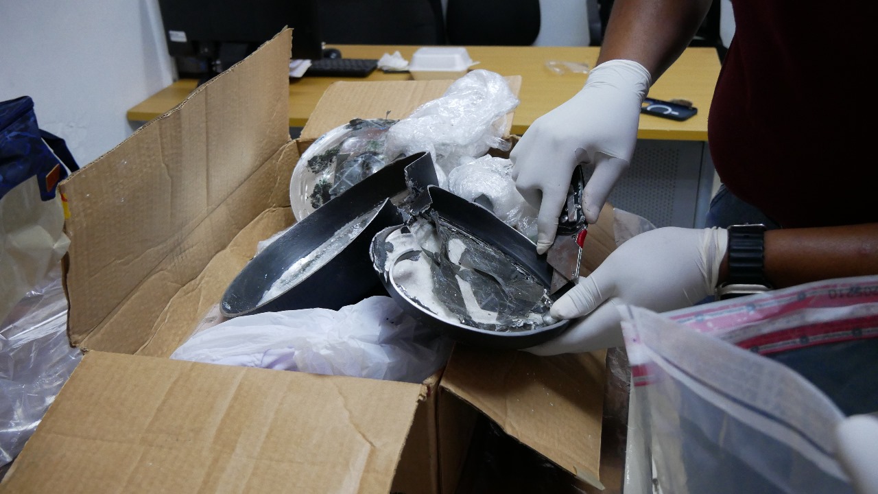 Autoridades frustran envío de cocaína camuflada en sartenes con doble fondo