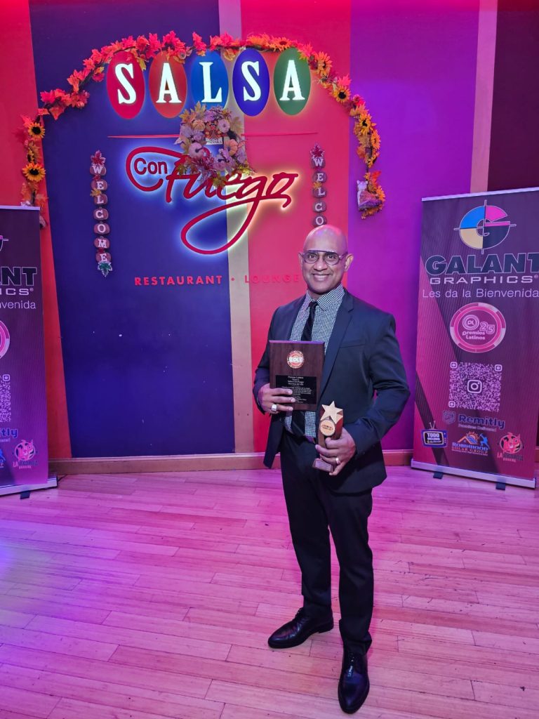 Robert Guzman Recibe Reconocimientos en el 25° Aniversario de los Premios Latinos