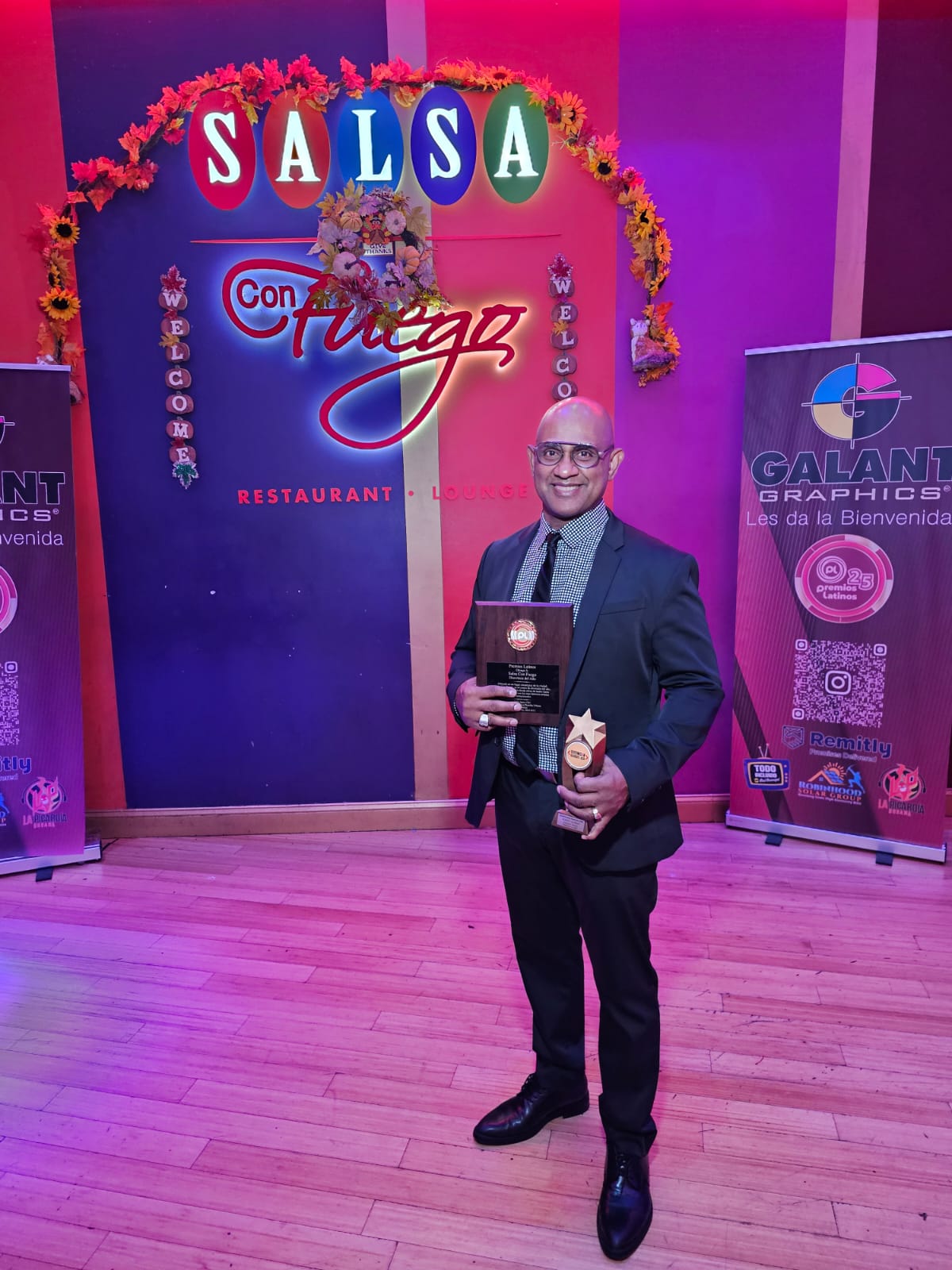 Robert Guzman Recibe Reconocimientos en el 25° Aniversario de los Premios Latinos