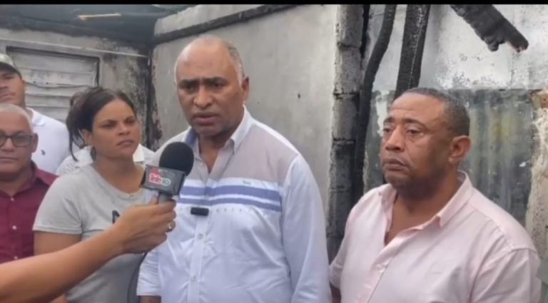 Senador Julito Fulcar Brinda Ayuda a Familia Afectada por Incendio en Peravia