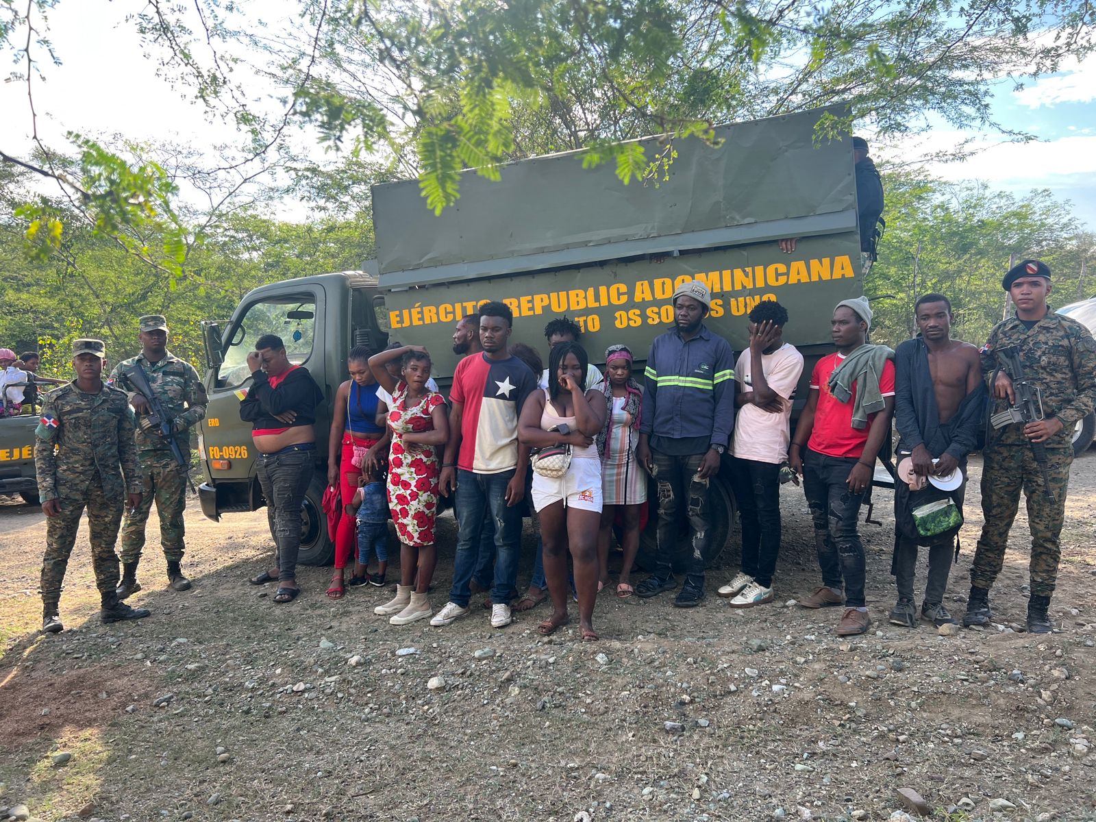 Ejército detiene vehículos involucrados en el transporte de haitianos indocumentados en operativos en San Juan y Valverde