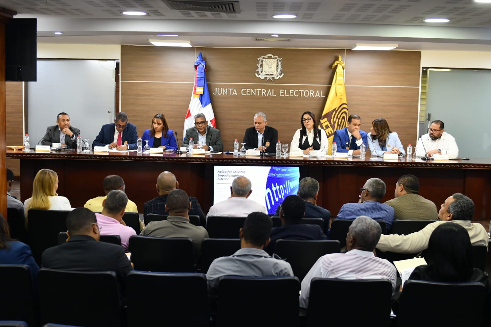 JCE presenta innovaciones para la renovación de la cédula de identidad en RD y el exterior