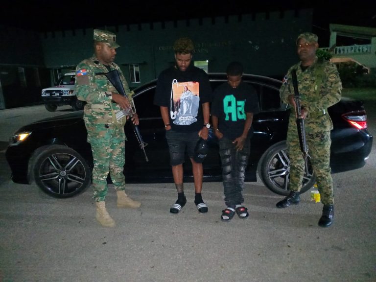 Ejército Dominicano Detiene a 20 Haitianos y Descubre Armas y Dinero