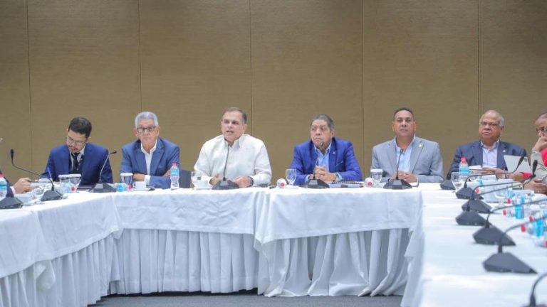 "¿Carreteras o médicos? Gobierno sacrifica obras públicas para cumplir aumento salarial"