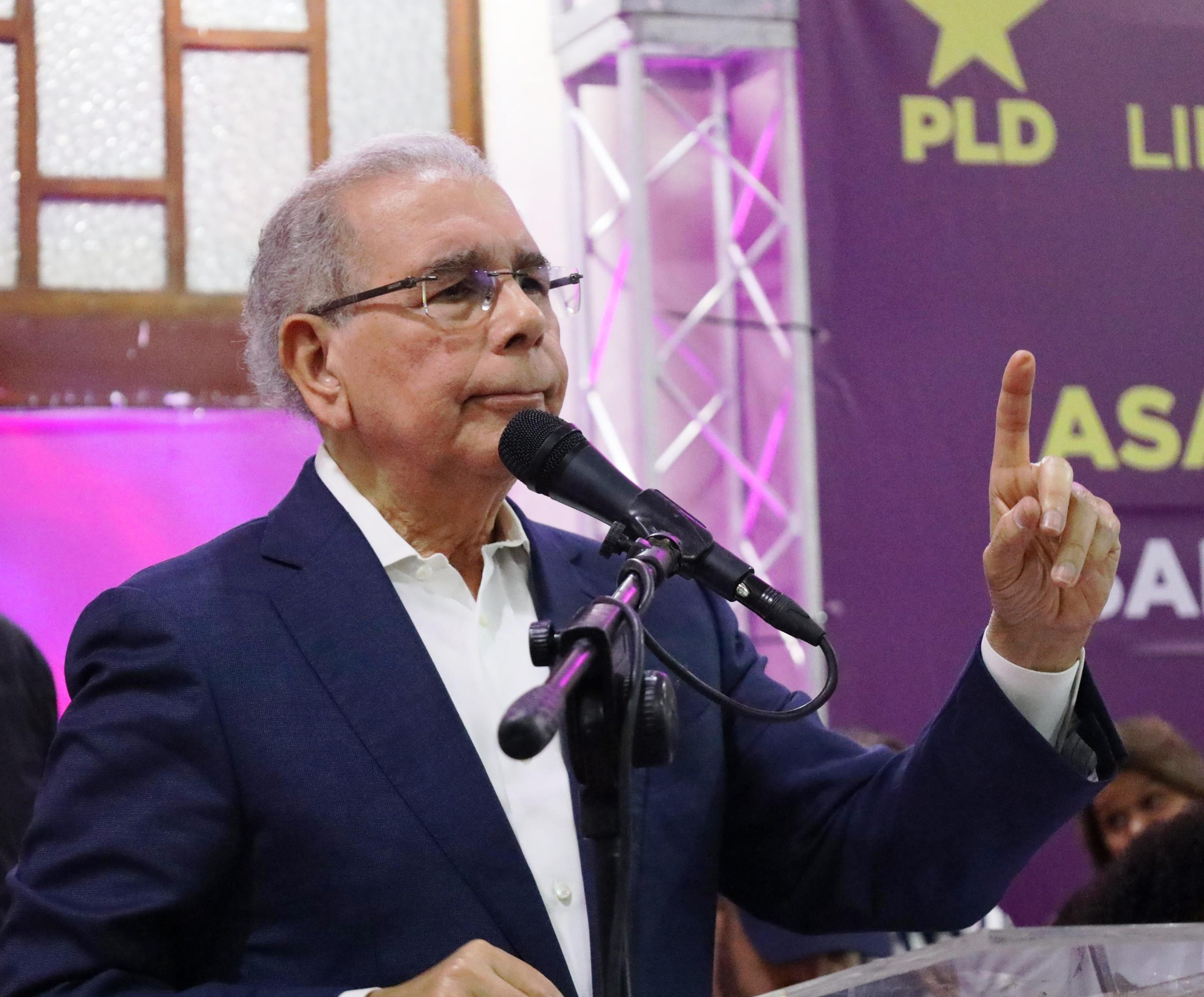 Cientos de exmiembros regresan al PLD en La Caleta, encabezados por Danilo Medina