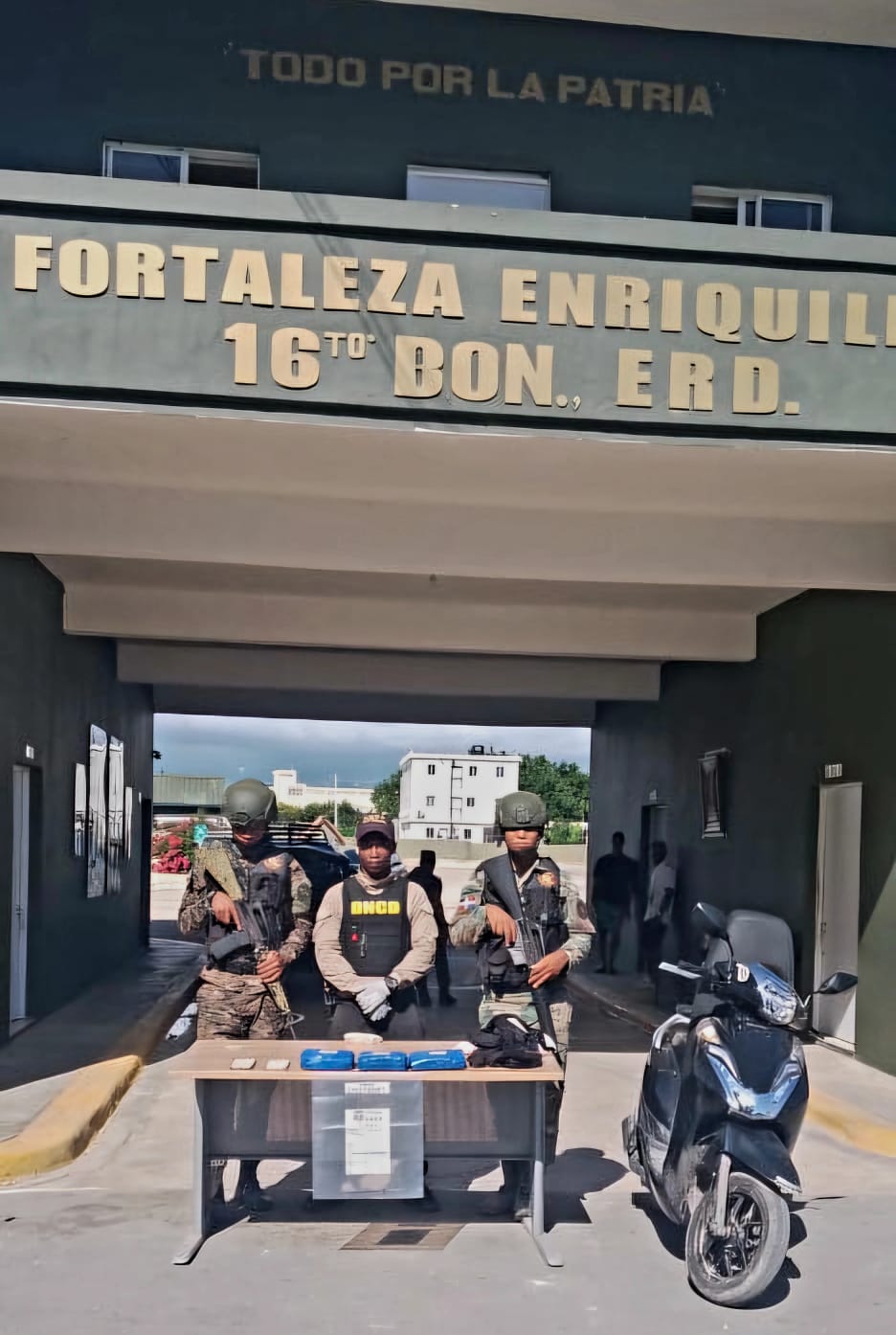 Ejército Dominicano detiene a dos jóvenes con presunta droga en motocicleta