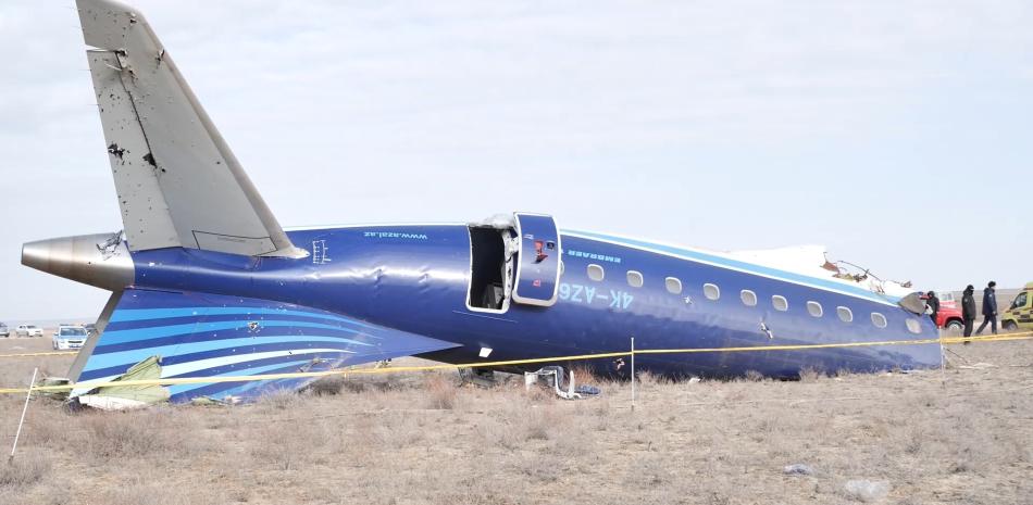 Crecen sospechas de interferencia externa en accidente del avión de Azerbaiyán Airlines