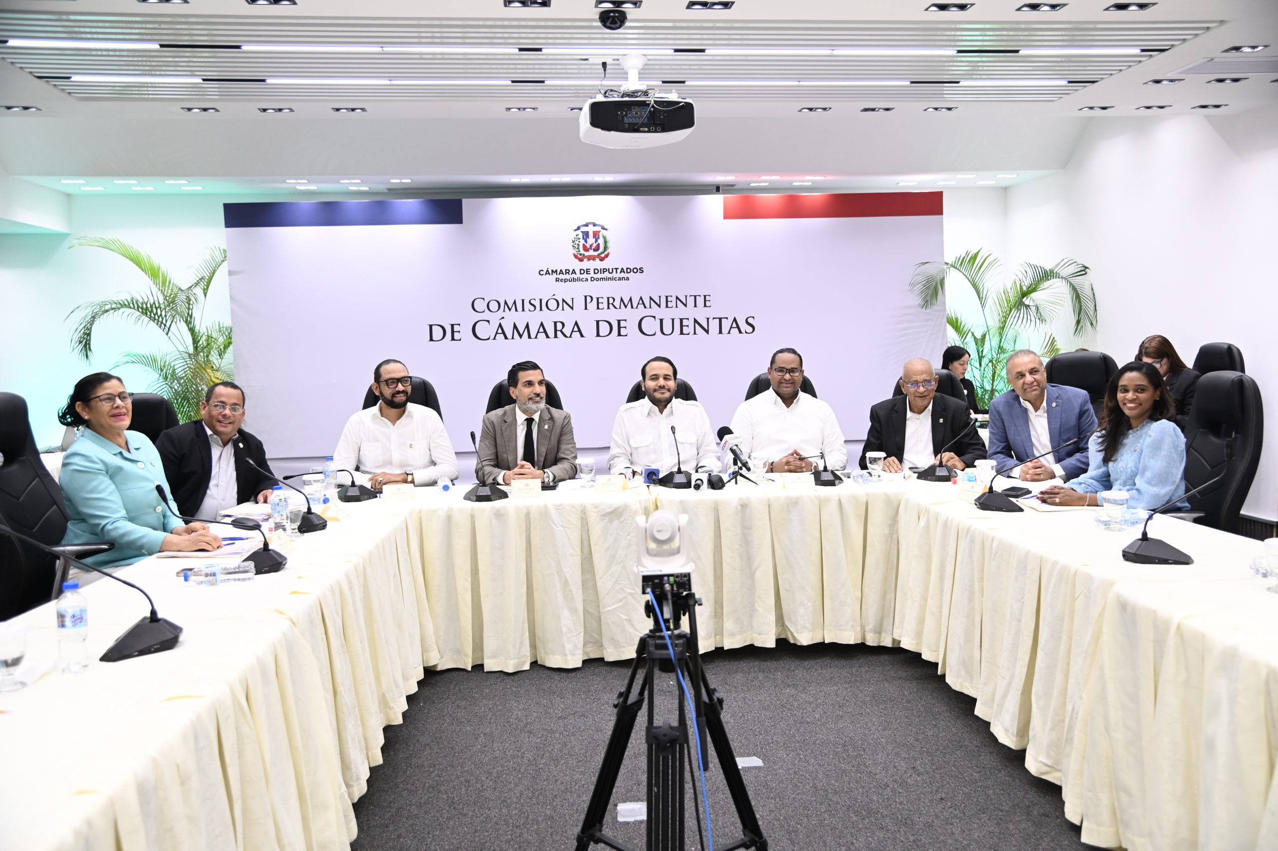 SANTO DOMINGO. La Comisión Permanente de Cámara de Cuentas de la Cámara de Diputados completó este jueves la novena y última jornada de entrevistas, evaluando a 194 postulantes interesados en integrar el pleno del principal órgano de control de los fondos públicos para el período 2024-2028. El presidente de la Comisión, Rogelio Alfonso Genao Lanza, anunció la conclusión de este extenso proceso, que comenzó con un total de 234 inscritos. “Hemos entrevistado a 194 personas; 16 no se presentaron, 4 renunciaron y 20 no cumplieron con los requisitos establecidos”, detalló el legislador. El proceso entra en etapa clave Tras finalizar las entrevistas, la Comisión Permanente procederá a evaluar las candidaturas y elaborar un informe con cinco quintetas de postulantes. Estas propuestas serán sometidas al pleno de la Cámara de Diputados, que elegirá a los nuevos miembros de la Cámara de Cuentas al inicio de la primera legislatura ordinaria del 2025. Genao Lanza destacó la importancia de este proceso para garantizar la transparencia y el cumplimiento de los requisitos de idoneidad de los aspirantes. Asimismo, agradeció el trabajo de los miembros de la Comisión y el apoyo de los colaboradores durante las nueve jornadas de entrevistas, que se llevaron a cabo en el Salón Hugo Tolentino Dipp. Últimos postulantes evaluados En la última jornada, un grupo de destacados profesionales compareció para presentar sus credenciales. Durante la tanda matutina, fueron entrevistados aspirantes como Adolfo de Jesús Serrata Aquino, Lourde Genovevas de los Milagros, José de la Mota Contín y Carlos Manuel Ventura Matos, entre otros. En la tarde, participaron candidatos como Carlos Julio Carrasco, Sergio Enríquez Oviedo de los Santos, Xiomara Rafaelina Santana Herrera y Leonardo Arturo de León Miranda, quienes expusieron sus propuestas para contribuir al fortalecimiento del órgano fiscalizador. Compromiso con la transparencia y la rendición de cuentas Este riguroso proceso de entrevistas reafirma el compromiso del Congreso Nacional con la transparencia, la rendición de cuentas y la selección de los mejores perfiles para la Cámara de Cuentas, una institución clave para garantizar la correcta administración de los fondos públicos en la República Dominicana. Con la evaluación de estas candidaturas, el país avanza hacia la consolidación de una gestión pública más eficiente y transparente, en línea con las expectativas de los ciudadanos.