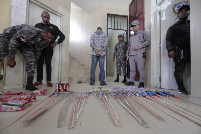 Interior y Policía Incauta Más de 1,400 Fuegos Artificiales en Tireo Arriba
