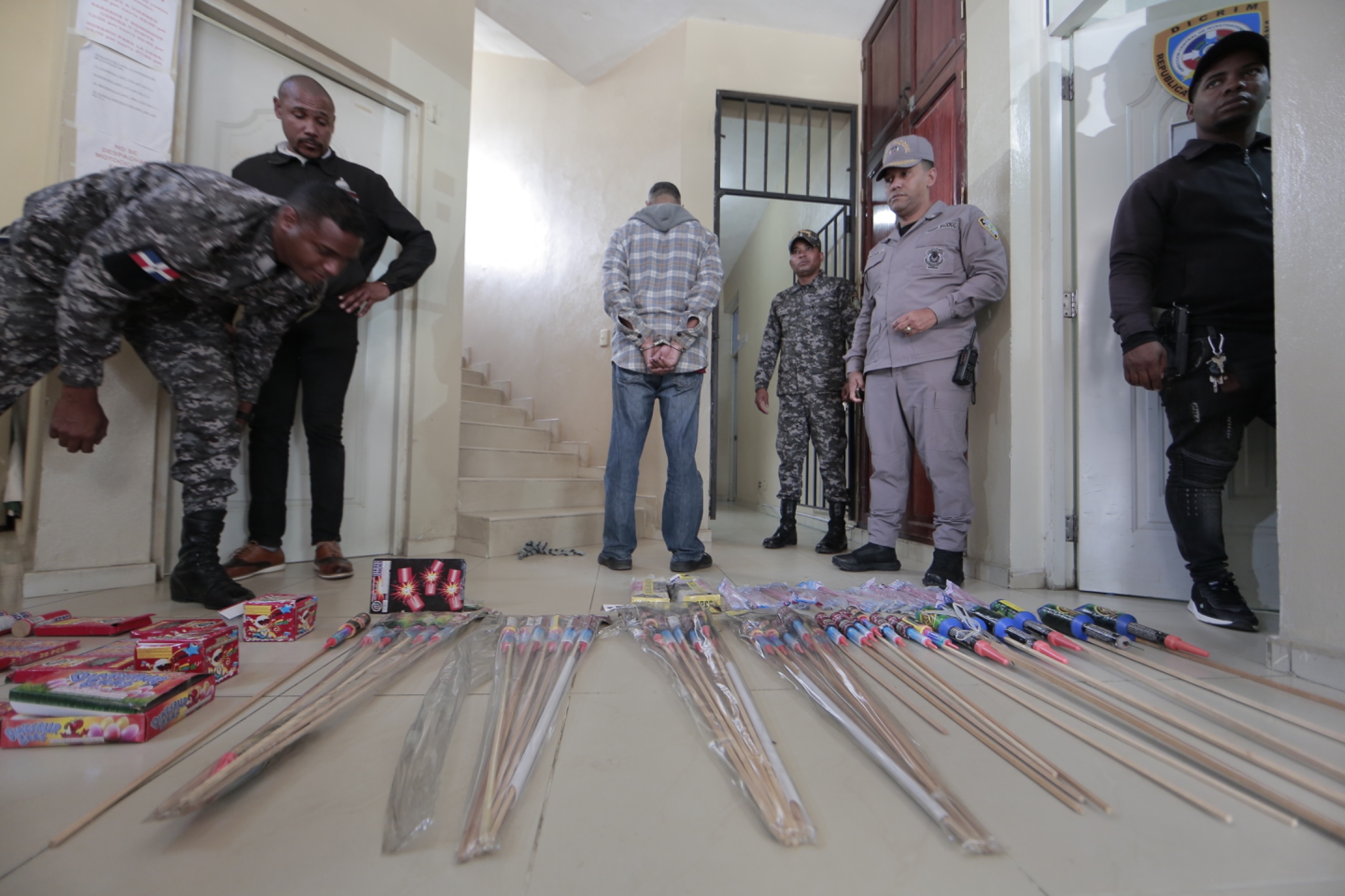 Interior y Policía Incauta Más de 1,400 Fuegos Artificiales en Tireo Arriba