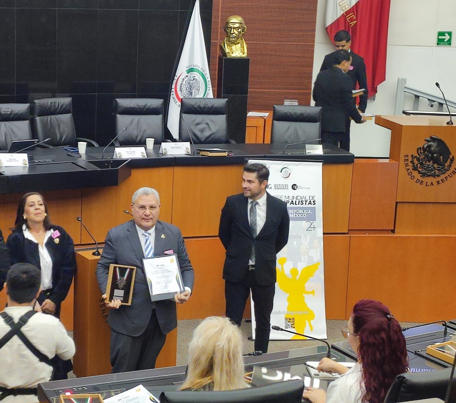 Miguel Guarocuya Cabral Recibe la Prestigiosa Medalla al Mérito Ben Lamat en México