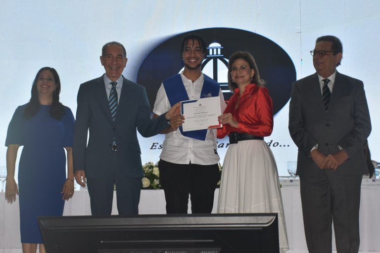 Inglés de Inmersión: 16,000 Jóvenes Celebran una Nueva Etapa de Progreso y Oportunidades