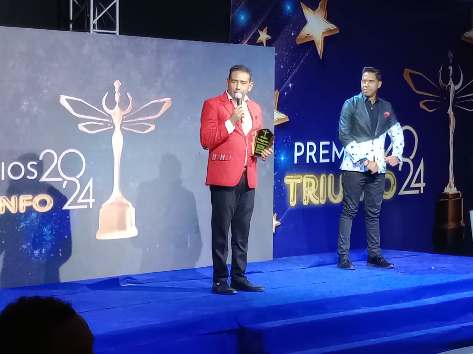 Nelson Gutiérrez es Reconocido en los Premios Triunfo 2024 por su Impacto en Santo Domingo Norte