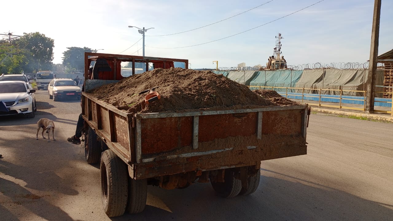 Armada de República Dominicana detiene camión con carga de arena ilegal en Playa Marota