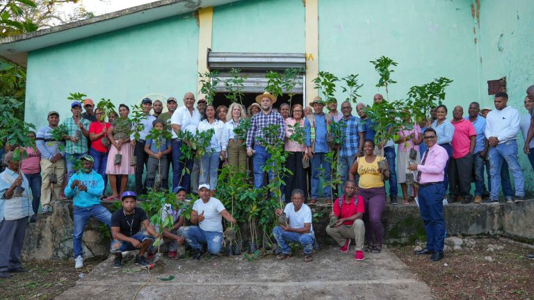 FEDA ENTREGA 50 MIL PLANTAS DE CAFÉ PARA IMPULSAR LA PRODUCCIÓN Y LA SOSTENIBILIDAD AMBIENTAL EN BARAHONA