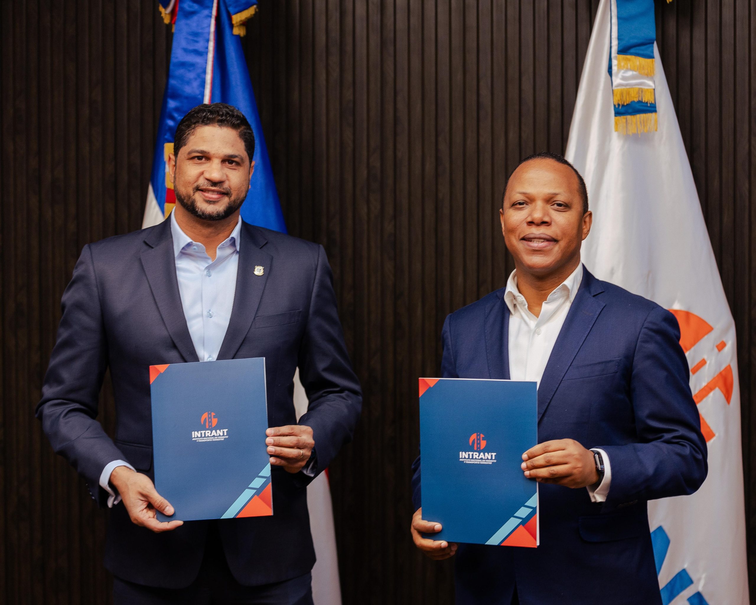 San Cristóbal.- La Oficina de Gestión Senatorial de San Cristóbal , liderada por el senador Gustavo Lara , y el Instituto Nacional de Tránsito y Transporte Terrestre (INTRANT) , representado por el ingeniero Milton Morrison , firmaron este jueves un acuerdo estratégico para implementar un proyecto innovador orientado a fomentar el trabajo social y fortalecer la cultura ciudadana en la provincia. La iniciativa, que estará dirigida a jóvenes preuniversitarios de nivel bachillerato , contará con la colaboración de la Regional de Educación 04 de San Cristóbal . En su primera fase, se realizarán talleres educativos , actividades comunitarias y jornadas de concienciación , con el objetivo de inculcar valores ciudadanos , promover una mejor convivencia social y garantizar una movilidad urbana más segura . Durante el acto de firma, el senador Gustavo Lara destacó que esta alianza interinstitucional es una herramienta fundamental para promover el bienestar colectivo . Por su parte, el ingeniero Milton Morrison resaltó la importancia de integrar la educación y la sensibilización social en las estrategias de desarrollo de la provincia. Con este acuerdo, ambas instituciones reafirman su compromiso de trabajar conjuntamente en proyectos que impulsan el progreso social y refuercen la responsabilidad ciudadana en San Cristóbal, marcando un paso importante hacia el desarrollo sostenible de la comunidad.