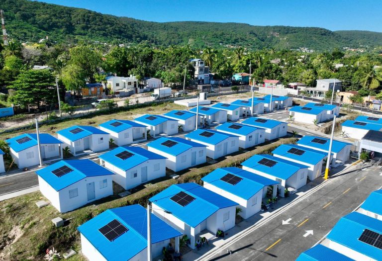 Gobierno entrega viviendas a 50 familias vulnerables en Barahona, transformando su calidad de vida