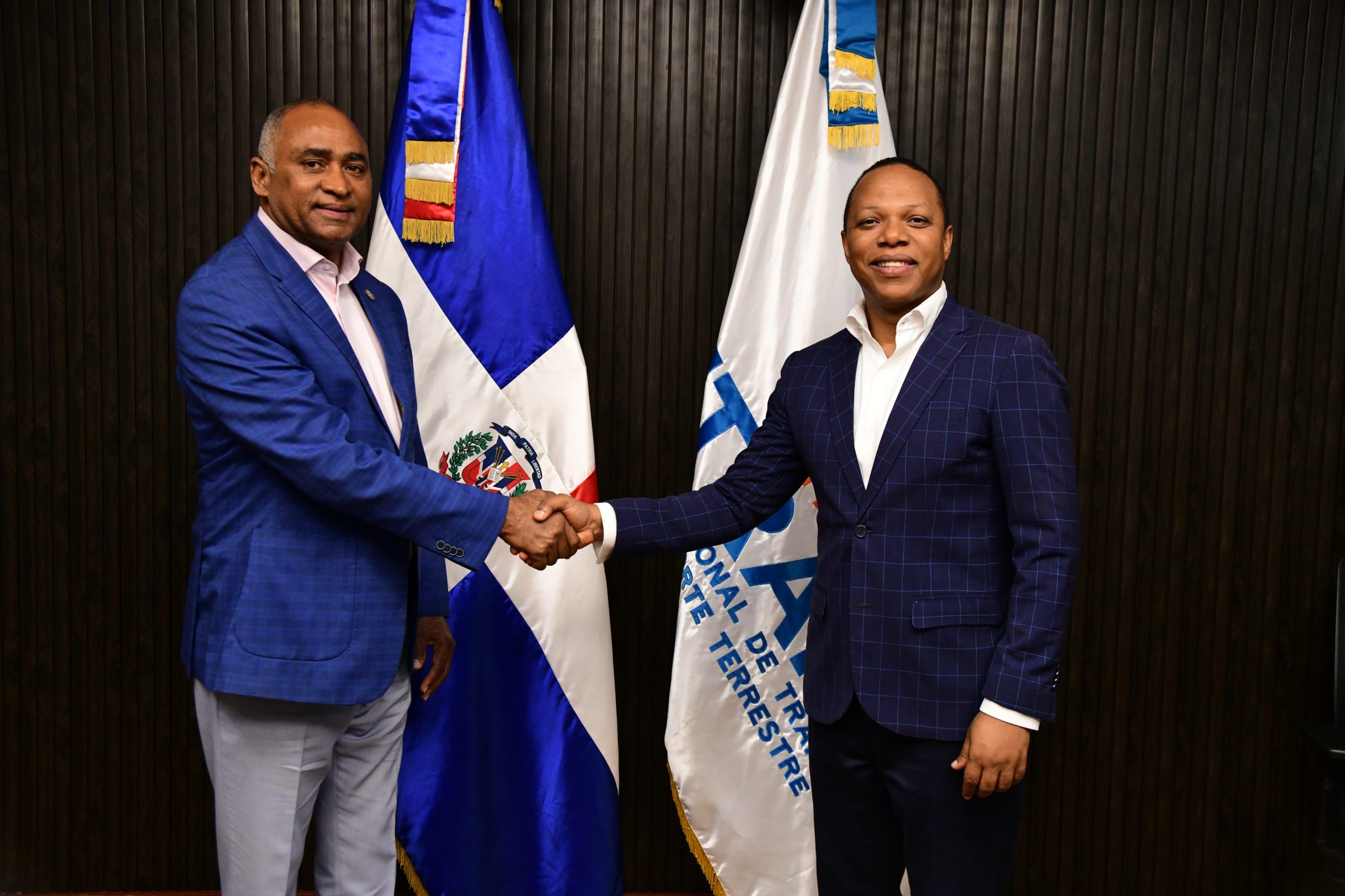 Julito Fulcar gestiona la apertura de oficina del INTRANT en Peravia para facilitar servicios de tránsito