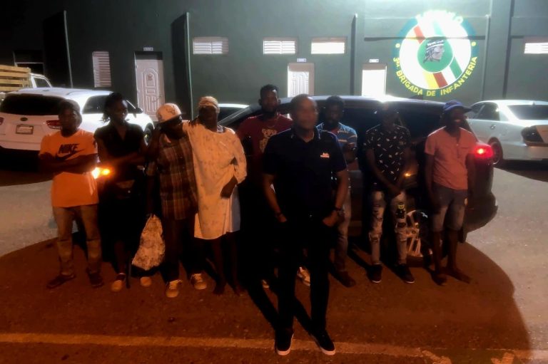 Militares detienen a dominicano transportando ocho haitianos en situación irregular en San Juan de la Maguana