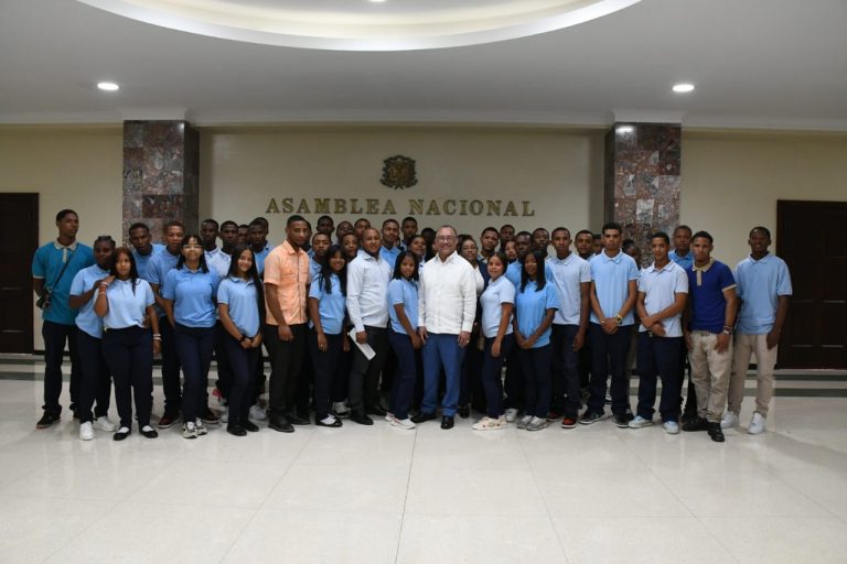 Estudiantes de Elías Piña Conocen el Congreso Nacional: Una Experiencia Educativa que Inspira a las Nuevas Generaciones