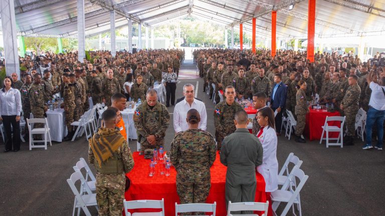 Luis Abinader Fortalece Vínculos con Fuerzas Armadas y Policía Nacional en Almuerzos Navideños