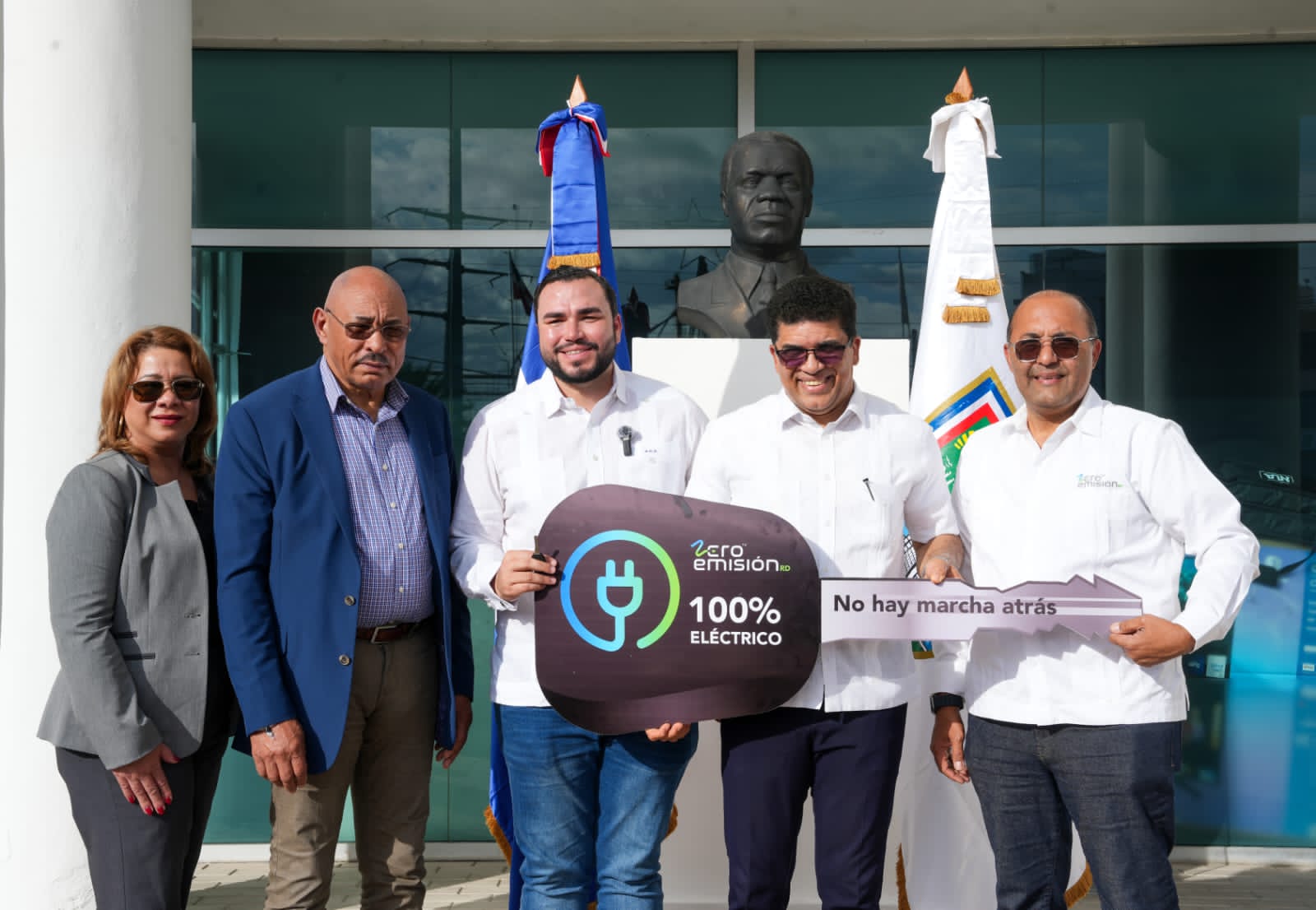 Santo Domingo Este Da un Paso Hacia la Movilidad Sostenible con Donación de Vehículo Eléctrico