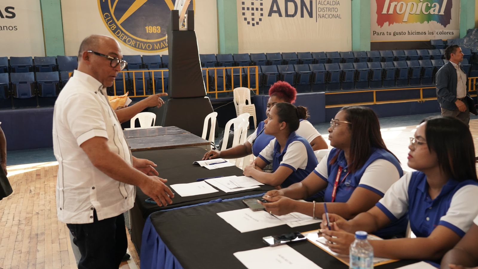 Esperanza y Solidaridad en Navidad: Gobierno Entrega Bonos Navideños a Millas de Familias Vulnerables del Distrito Nacional