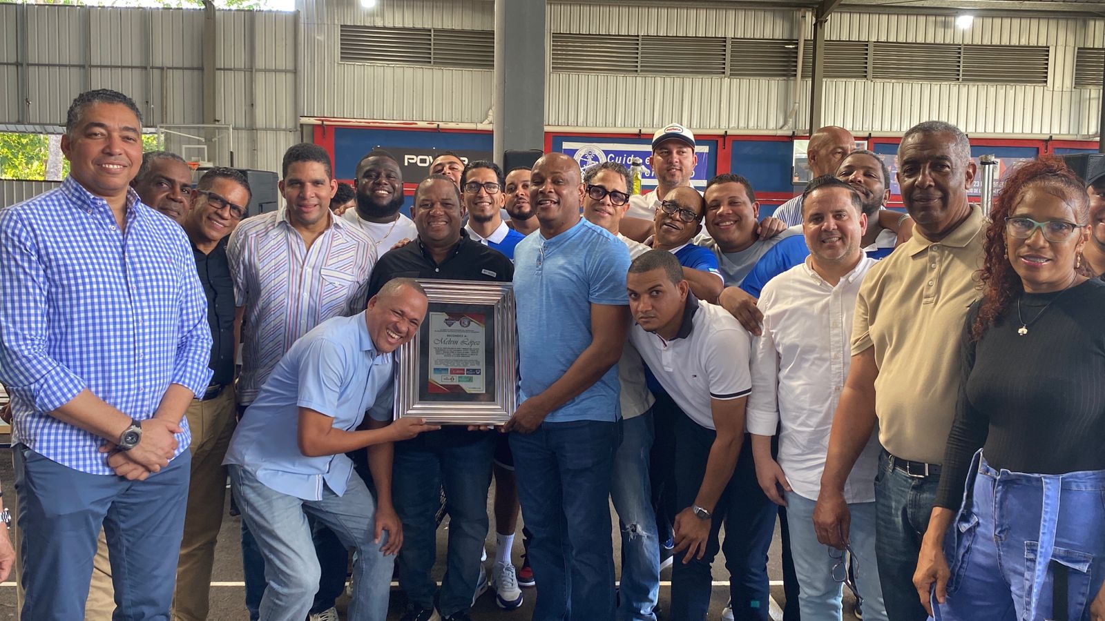 Melvyn López recibe emotivo reconocimiento sorpresa por su trayectoria en el baloncesto nacional