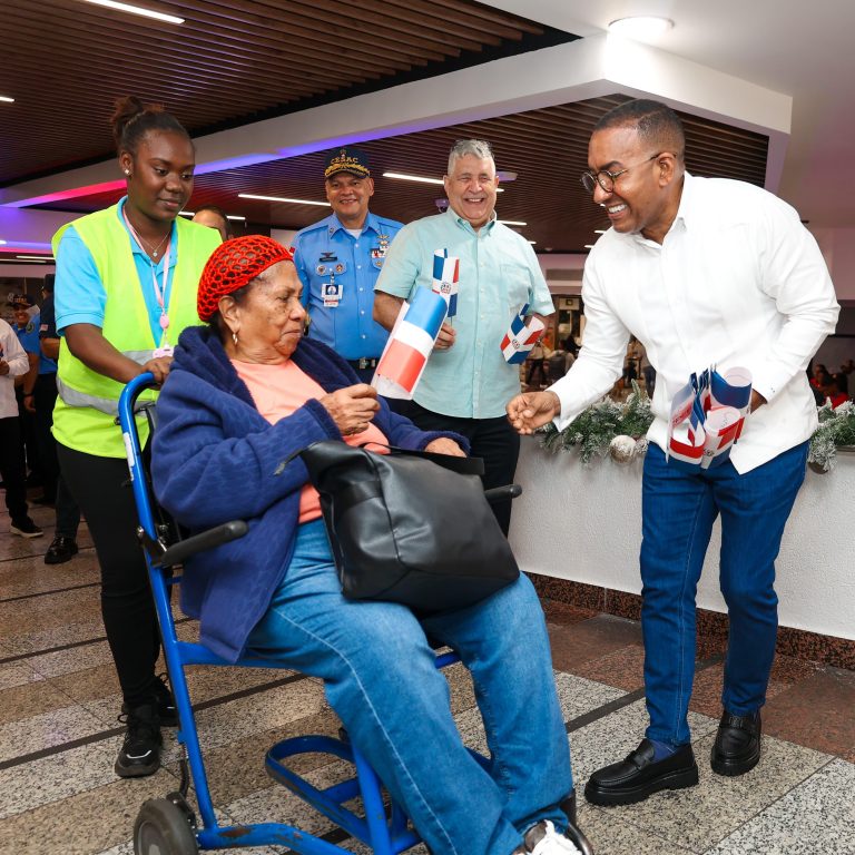 Dominicanos del Exterior Arriban con Alegría a su Tierra para las Fiestas Navideñas