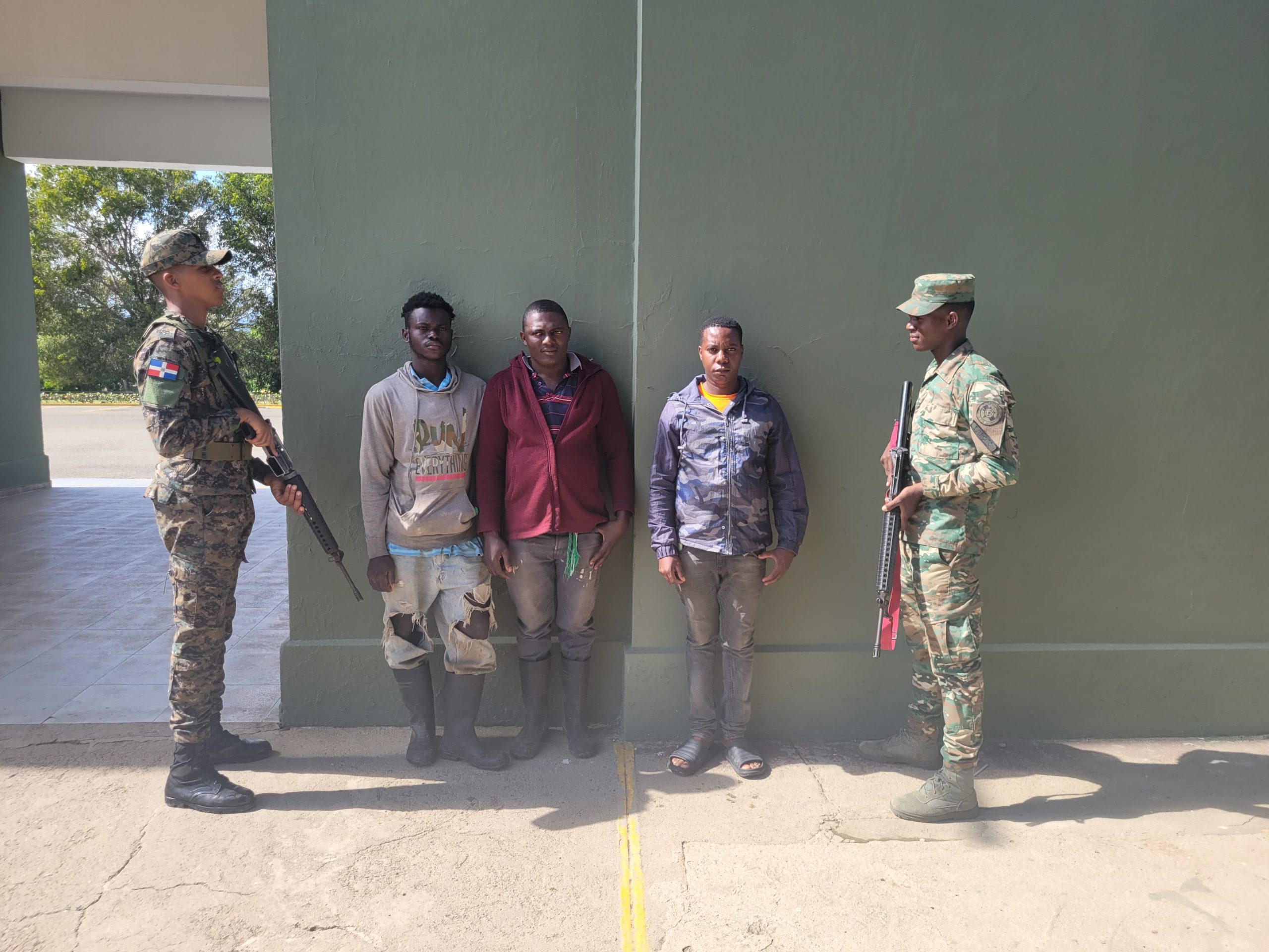 Ejército Dominicano Refuerza Controles Fronterizos y Detiene Red de Transporte de Inmigrantes Indocumentados