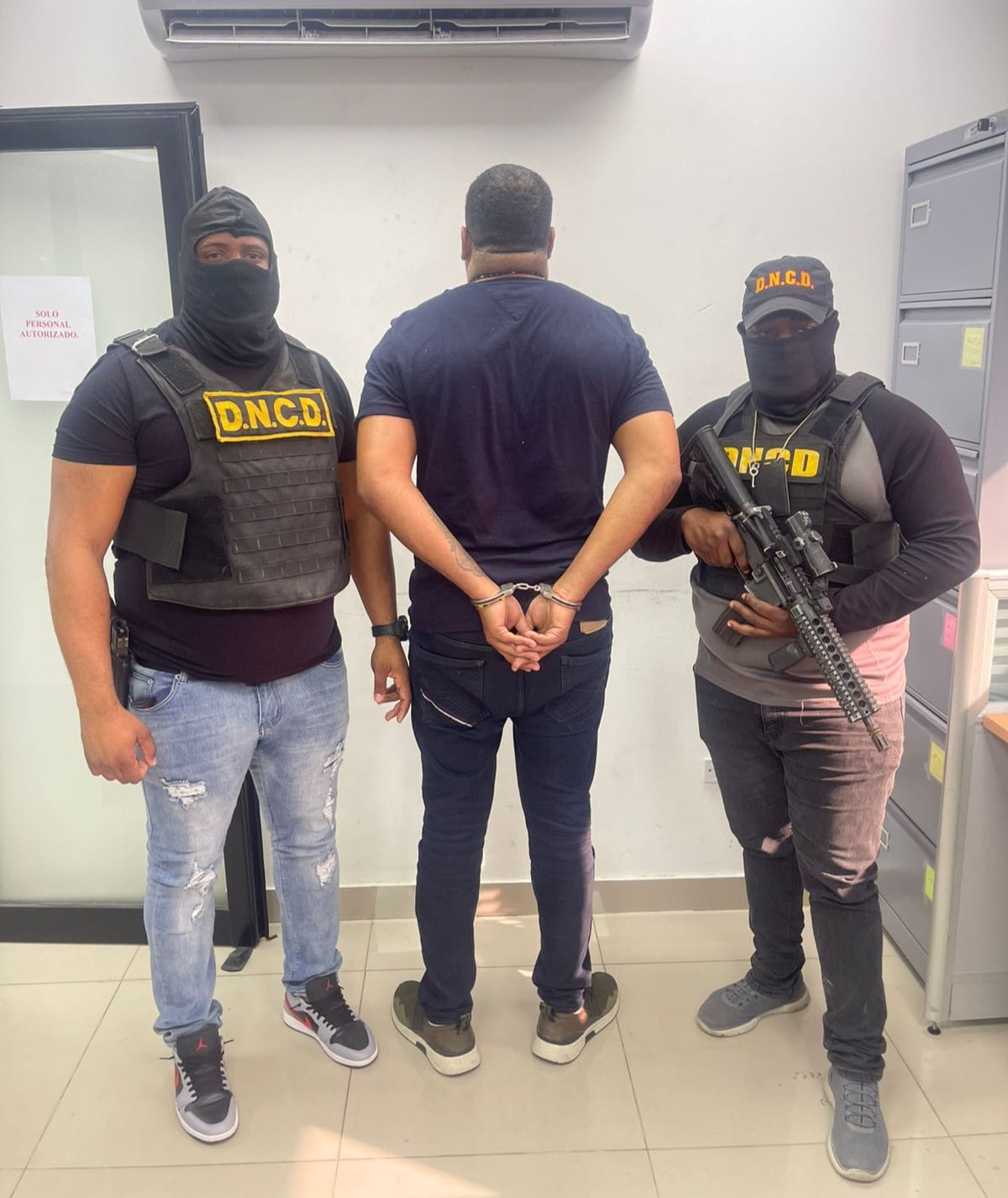 Capturan en Aeropuerto de Las Américas a Prófugo Vinculado a 263 Paquetes de Droga en Barahona