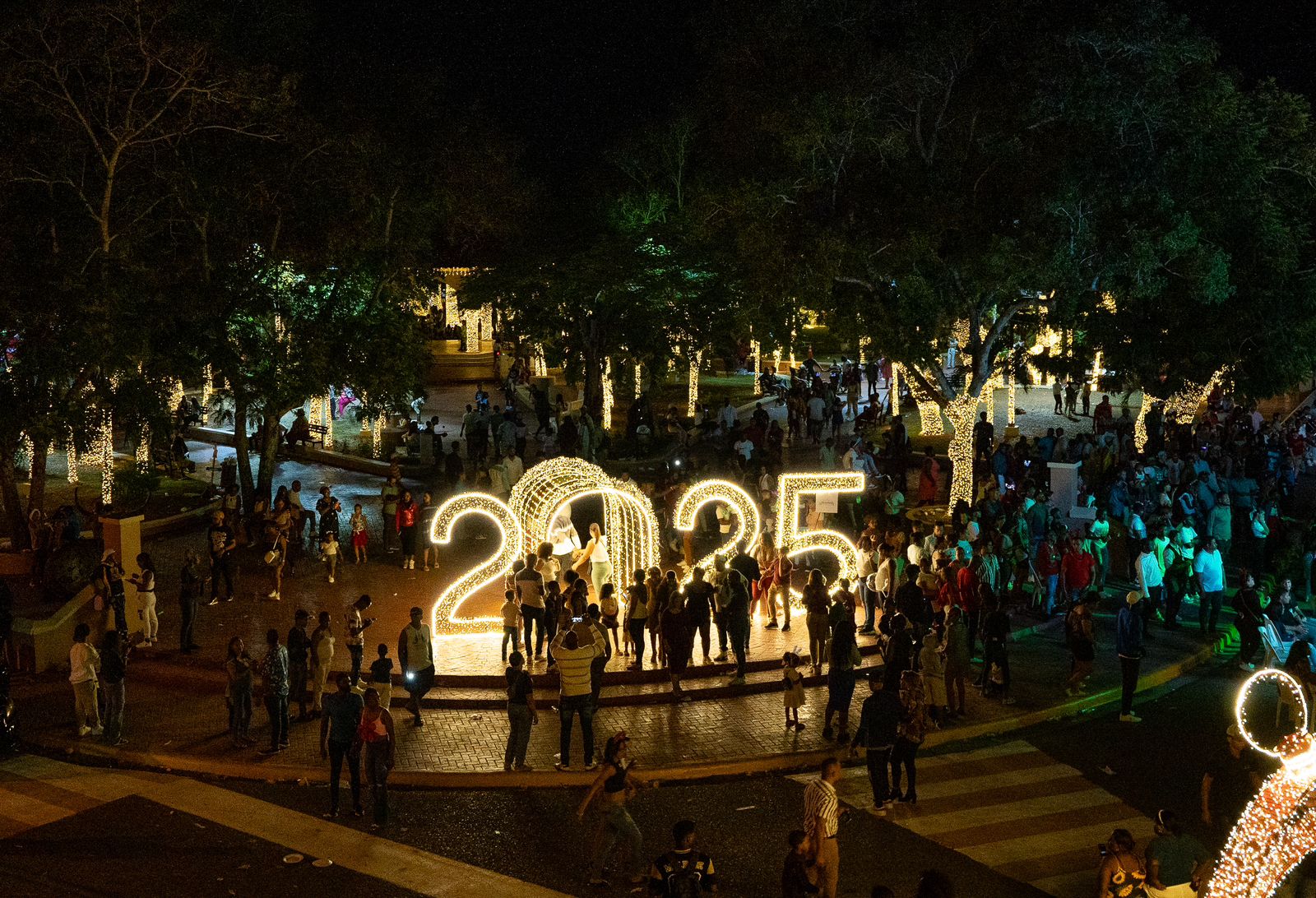 La Romana brilla como nunca: Más de 100 mil romanenses celebran la magia de la Navidad en el Parque de Luces