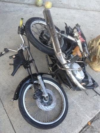 Inspección de tránsito termina en caos: accidente entre motorista y minibús deja dos heridos graves en la John F. Kennedy