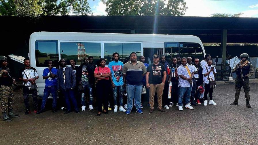 Operativo del Ejército Dominicano Detiene Autobús con Migrantes Irregulares
