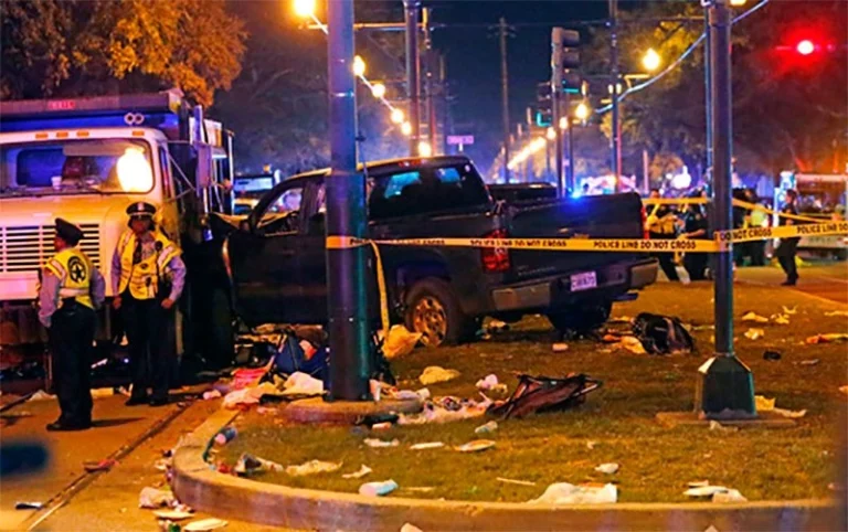 Vehículo Atropella a Multitud en Bourbon Street, Dejando 10 Muertos y 30 Heridos