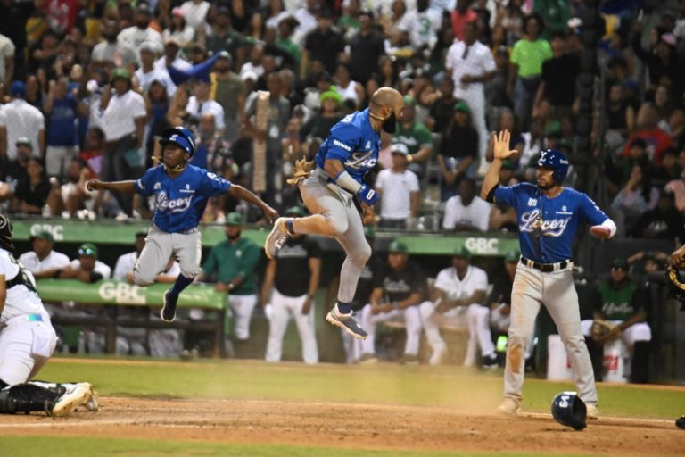 Tigres ganan en Santiago y Leones desatan su ofensiva en una jornada crucial del Round Robin