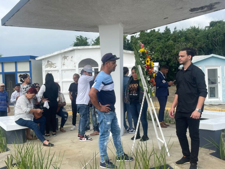 Sepultan a madre e hija asesinadas por oficial prófugo