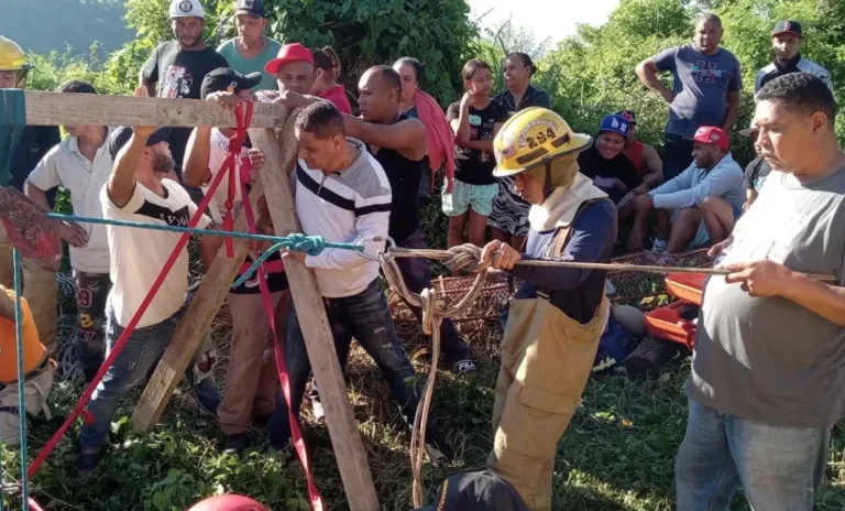 Rescatan hombre de 55 años tras caer en pozo de 80 pies en la cordillera septentrional