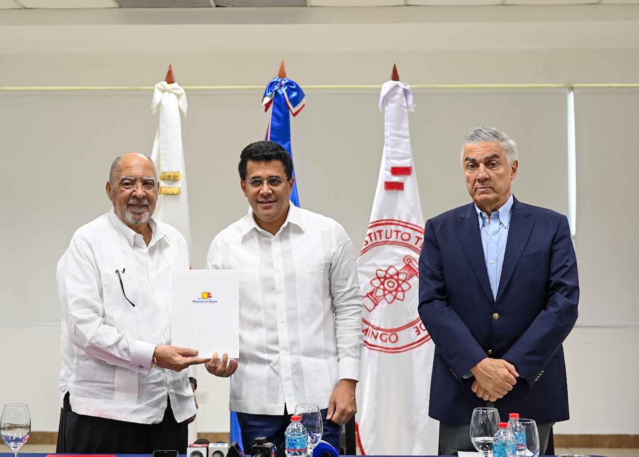 Turismo aporta US$1 millón a universidades para investigar el impacto y manejo del sargazo