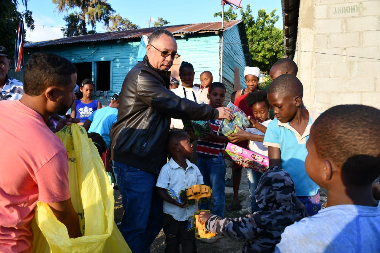 Senador Johnson Encarnación lleva alegría a los niños de Hondo Valle