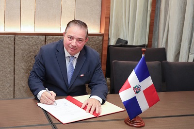 Héctor Porcella Garantiza Conectividad Aérea RD en FITUR 2025